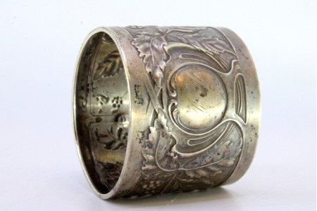  Argola de guardanapo em prata com relevos florais envolvendo cartela para monograma.